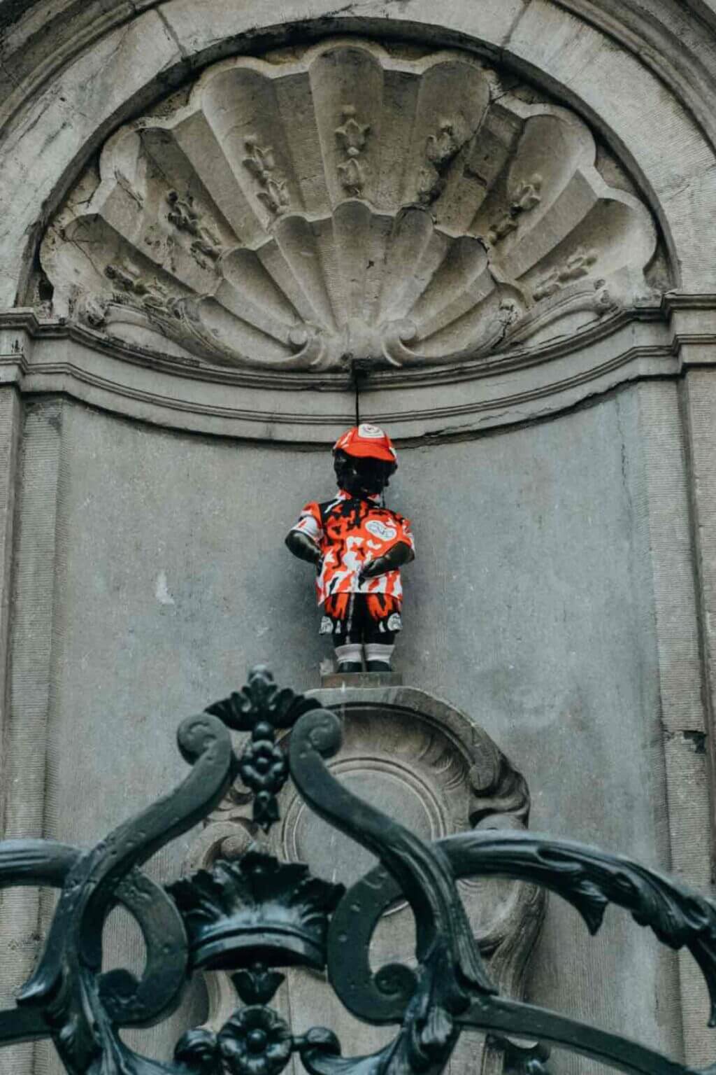 Manneken Pis all kitted out!